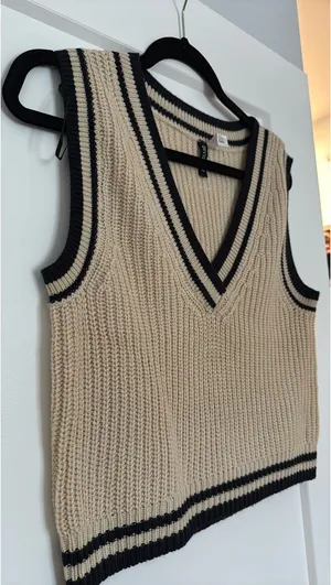 H&M Divided Cropped Sweater Vest thumbnail 2