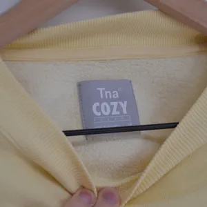 Aritzia TNA Cozy Fleece Perfect Crew Sweatshirt Yellow Solid Pullover Women's XS thumbnail 4