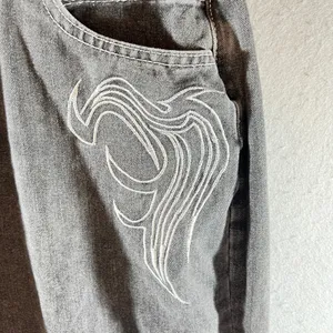 845‎ | Y2K Gray Wide Leg Jeans White Tribal Embroidered Graphic Raw Hem Size 31 thumbnail 6