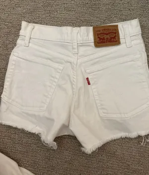 White High-Rise Levi’s Shorts thumbnail 2