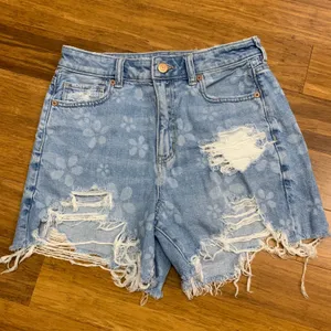 American Eagle Denim Shorts‎ Womens Size 4 Highest Rise Baggy Distressed Floral thumbnail 1