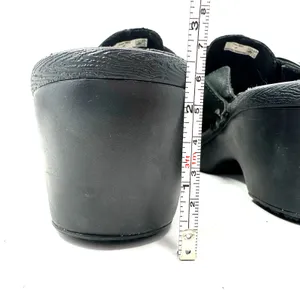 Crocs‎ Size 7 Slip On Clogs Black Style 15513 2.5 in Heel Silver Buckle Comfort thumbnail 5