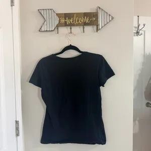Nike Women’s Slim Fit Black Logo Tee Size Medium thumbnail 4