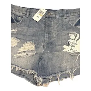 POL NWT $98 Denim Cut Off Shorts Distressed Floral Lace Appliqué Accents thumbnail 3