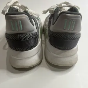 Women’s adidas low top cloud foam running shoes size 7.5 thumbnail 8