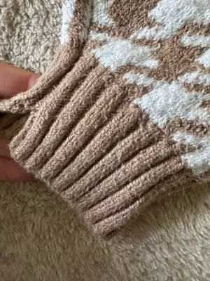 Hollister Tan and White Houndstooth Cropped Sweater thumbnail 4