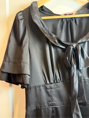 Phoebe Couture Blk Satin Tie Neck Cocktail Dress Flutter Sleeve Ruffle Hem Size8 thumbnail 5