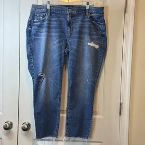 Old Navy Mid-Rise Medium Rinse Boyfriend Denim Distressed Raw Hem Jeans Plus 18 thumbnail 3