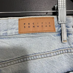 PACSUN Dad Jean Light Wash Denim Distressed Button Fly Women’s 26x29 EUC thumbnail 3