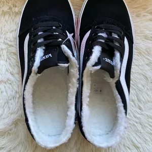 NWT Vans Ward Women's Sherpa-Lined Suede Mules thumbnail 3