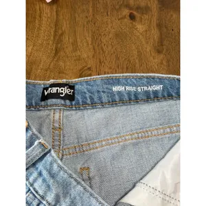 EUC‎ Womens Wrangler distressed high rise straight jeans size 30x28 thumbnail 7