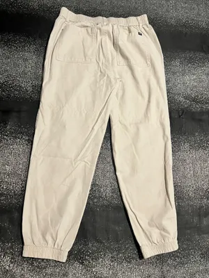 Gap these pants combine a relaxed street-style look with practical utility details. thumbnail 2