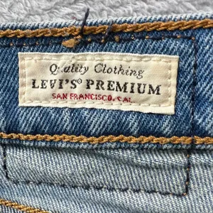 Levi's Premium Wedgie Jeans Women's W29 Blue Denim Slim Fit Button Fly‎ thumbnail 5
