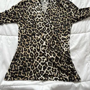 Chaus New York Womens Size Small‎ Cheetah Print Wrap Blouse 3/4 Sleeve Vintage thumbnail 2