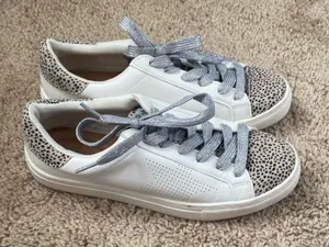 Universal Threads star sneaker with leopard print and silver laces thumbnail 1
