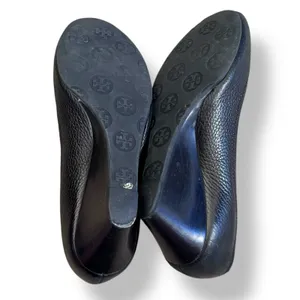 Tory Burch Sally Black‎ Pebbled Leather Wedge Peep Toe Pumps Gold Medallion Logo thumbnail 6