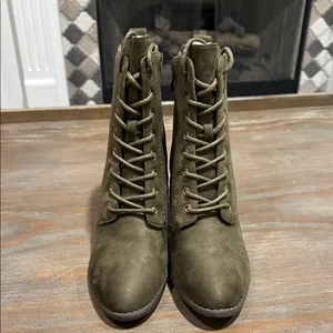 Journee‎ Collection Baylor Lace-Up Bootie Olive Faux Suede Block Heel Size 8 NIB thumbnail 7