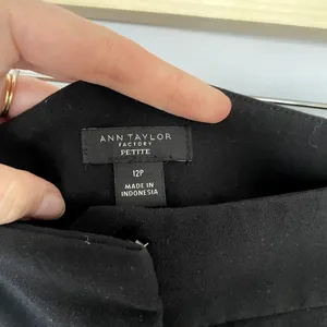 Ann Taylor black business casual pants pockets women's size 12 P capri‎ style thumbnail 4