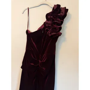 Xscape Burgundy Wine Ruffle One-Shoulder Velvet Gown Size 8 $258 NEW thumbnail 9