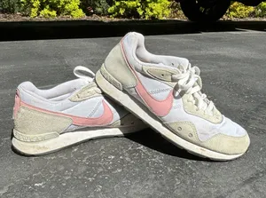 Nike Shoes Size 9.5 thumbnail 1