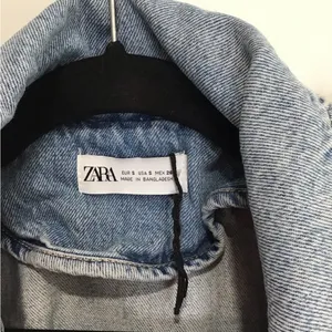Zara Cropped Denim Jacket Raw Hem Light Wash Women’s S‎ thumbnail 2