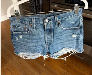 Levi's‎ 501 Original Shorts in a distressed medium wash size 29 thumbnail 1