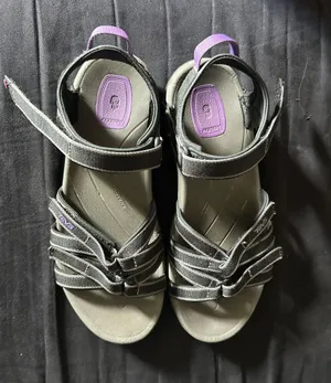 Teva s Black And Grey Platform Sandals Women’s Size 9 thumbnail 4