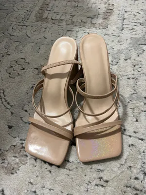 Tan heels 3.5 in Size 8.5 thumbnail 2