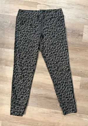 OFFLINE by Aerie Gray Leopard Print Jogger Leggings - Size XL thumbnail 1