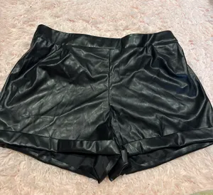 SHEIN EZwear Plus High Waist Roll Up Hem PU Leather Shorts thumbnail 2