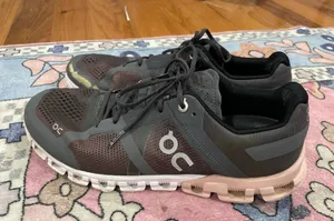On Cloud Running Shoes Women’s Black pink 9.5 thumbnail 1