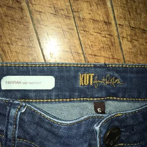 Kut from the Kloth Farrah baby boot dark wash size 6 jeans thumbnail 3
