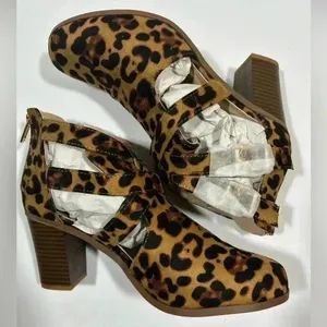 NIB!BellaMarie Leopard print crisscross buckle, zipper chunky heel boot Size 8.5 thumbnail 3