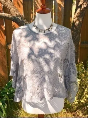 Womens Size S Gray Floral‎ Lace Batwing Blouse thumbnail 1