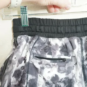 Lululemon Size 2 Hotty Hot Shorts 2.5 Gray Floral Watercolor Running Shorts thumbnail 6
