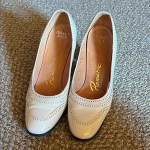 Vintage White / Cream Heels Pumps with Classic Design thumbnail 2