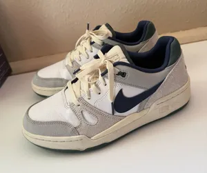 Nike Low-Top Sneakers thumbnail 1