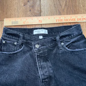 Abercrombie & Fitch Curve Love The Dad High Rise Jeans 25/0L Black Grunge Faded thumbnail 4