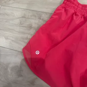 Lululemon Shorts Hotty Hot 4" Low-Rise 4 Lip Gloss thumbnail 3