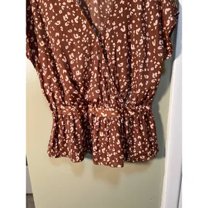 Nine West Women's Sz Medium Faux Wrap Peplum Blouse Tan Beige Animal Print Short thumbnail 5