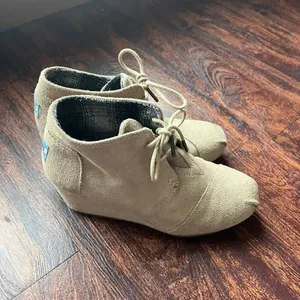 TOMS Desert Wedge Taupe Suede Lace Up Ankle Booties Boots Tan W7 thumbnail 4
