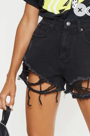 Pretty Little Thing Black High Waists Distressed Denim Shorts thumbnail 4