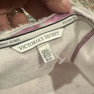 Victoria's Secret White Purple Pink Slouchy Pullover Sweatshirt Wide Neck Top M thumbnail 6