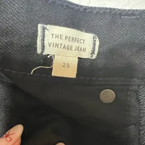 Madewell- The Perfect Vintage Jean Stone Black: Knee-Slit Edition 25 thumbnail 8