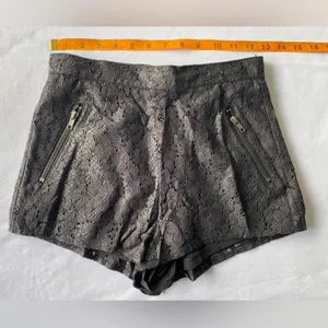 DIVIDED H&M Women’s Mini Shorts‎ Size US 4 thumbnail 3