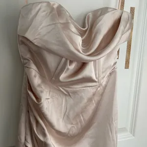 Selfie Leslie DOLCE VITA COWL BUST SATIN CHIC STRAPLESS MIDI DRESS CHAMPAGNE thumbnail 8