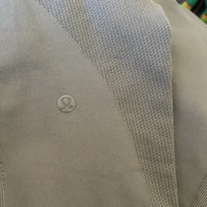 Lululemon Grey Crop Seamless Leggings 12 Activewear Workout thumbnail 3