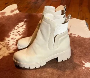 Quipid Boots size 6 Scuff mark on side of one other than that they are in decent condition!! thumbnail 5