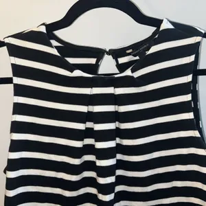 BANANA REPUBLIC Women's Sz S Striped Pleated Tank Black White Classic Preppy Top thumbnail 2