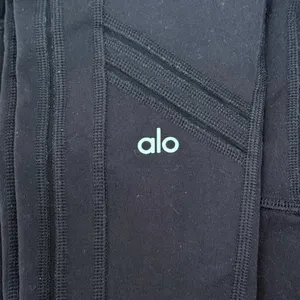 ALO Yoga Black Cropped Leggings Size S thumbnail 10
